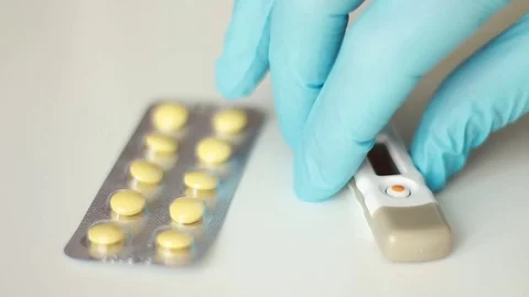 Putting pills with thermometer Vídeo Stock 77185196