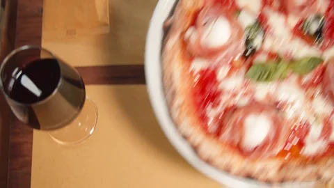 Putting Plate of Pizza on Table  Vídeos de archivo 113283834