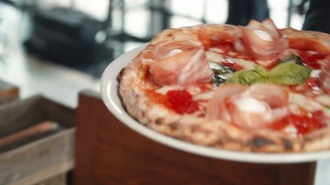 Putting Plate of Pizza on Table to Guest Vídeos de archivo 113283811