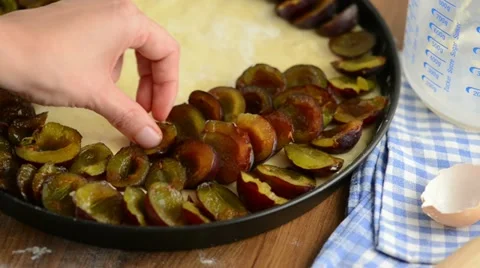 Putting plums on a Loaf pan for plum cake Video stock 12239052