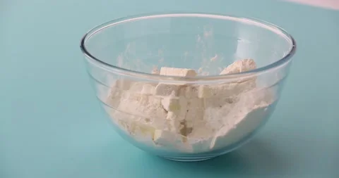 Putting potatoes in a collander and shaking it Video stock 132194162