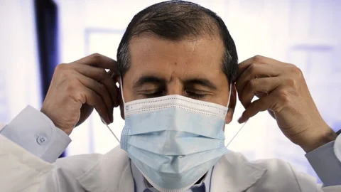 Putting on protective mask Vidéo 130356609