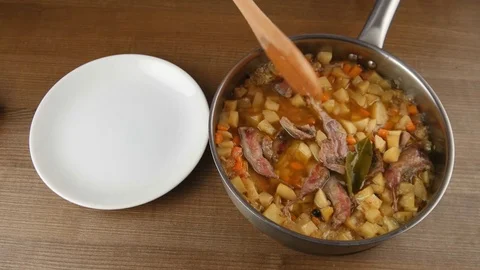 Putting quail stew on a plate Video stock 75023905