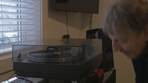 Putting record on audiophile turntable. 库存影片 103395156