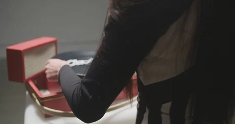 Putting record on a turntable and attaching needle 스톡 동영상 92908901