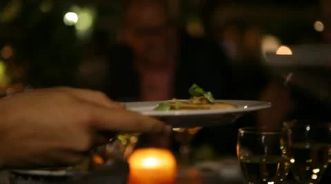 Putting salad on plate Video stock 12572910