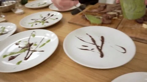 Putting sauces on plate Video stock 79507682