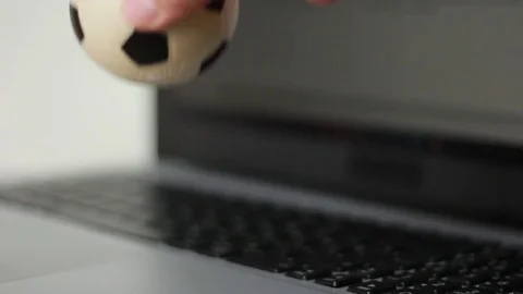 Putting silicone ball on the notebook 動画素材 77178620