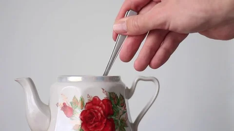 Putting a spoon of tea into a teapot 스톡 동영상 71953487