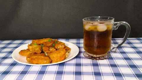 Putting a straw into a cup of cola with ice cubes, served with a plate of d.. Vídeo Stock 318133537