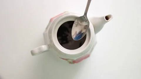 Putting a tea into the white teapot Vídeo Stock 71951733