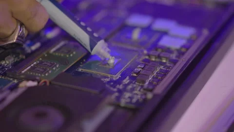 Putting thermal paste on the microprocessor of a laptop Vídeo Stock 146687383