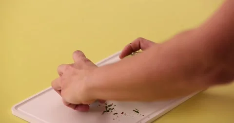 Putting together two halves of an avocado 動画素材 132136489