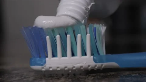 Putting toothpaste on tooth brush Vídeo Stock 237285918