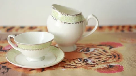 Putting two coffee cups with coffee pot 動画素材 76999738