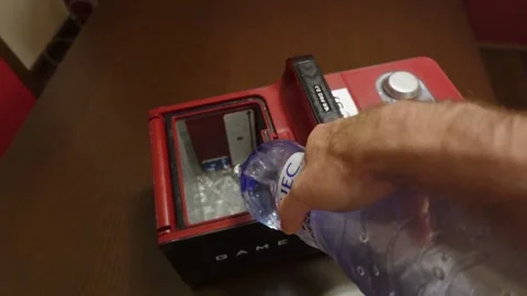 Putting water to Game Ready machine Stockbeeldmateriaal 166573983