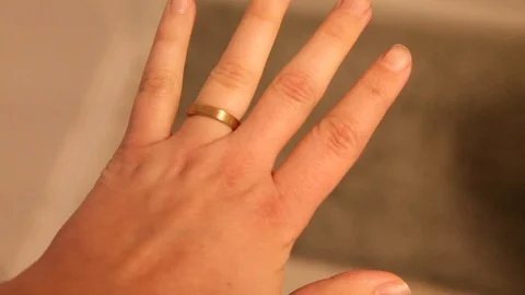 Putting wedding band on Stockbeeldmateriaal 119895071