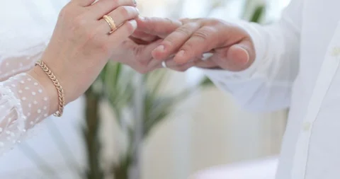 Putting on a wedding ring 스톡 동영상 117585158