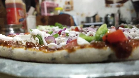 Putting white sause on pizza Video stock 238757127