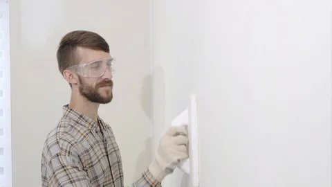 Putty. Putty wall. Wall in the new house. New made wall. Spatula and new wall. Stockbeeldmateriaal 92314967