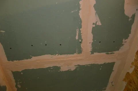 Puttying walls and cracks with a solution of finishing putty Stock-Fotos