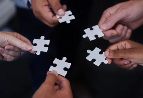 Puzzle, teamwork and support with hands of business people for synergy Foto stock