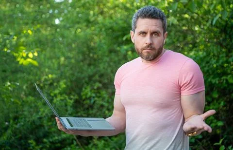 Puzzled freelancer man work online. photo of freelancer man freelancing Stockfoto's