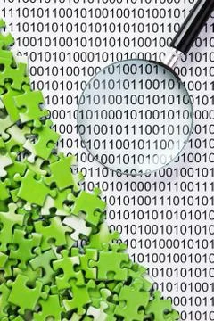 Puzzles and magnifying glass on a binary code Stockfoto's