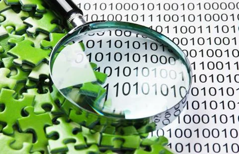 Puzzles and magnifying glass on a binary code Stockfoto's