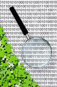 Puzzles and magnifying glass on a binary code Foto stock