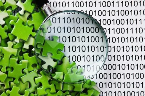 Puzzles and magnifying glass on a binary code Stockfoto's