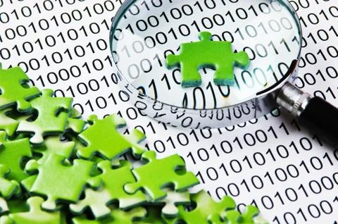 Puzzles and magnifying glass on a binary code Stockfoto's