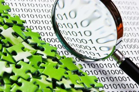 Puzzles and magnifying glass on a binary code Foto stock
