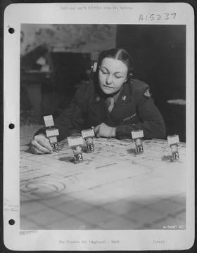 Pvt. Elizabeth K. Hamilton is plotting the courses of bombers over England... Stock-Fotos