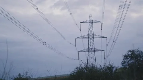 Pylon against cloudy sky 库存影片 130662151