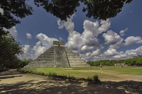 Pyramid of Chichen Itza Filtered by Vegetation Stockfoto's