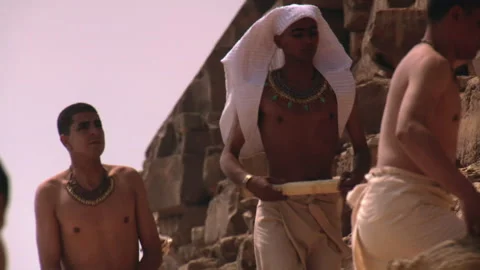 Pyramid Construction. Pharaoh (Djoser) walks among workers building his pyramid Vídeos de archivo 202906485