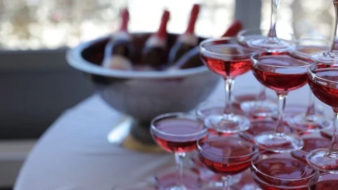 Pyramid with glasses of red wine on the table Vídeos de archivo 117589754