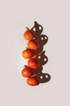 A pyramid of orange pumpkins with funny ghost shadows with eyes. Halloween co Fotos Stock