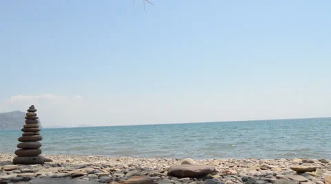 Pyramid of pebbles on the beach Video stock 26017284