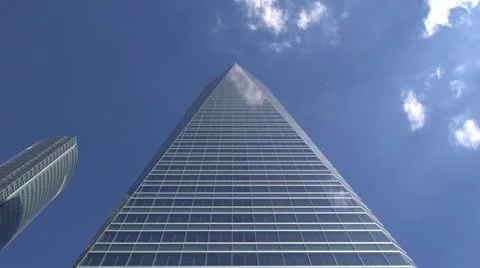 Pyramid skyscraper with clouds on top Vídeos de archivo 17484122