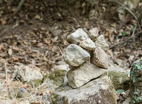 Pyramid of stacked rectangular gray uneven stones balancing on one harmonious Foto stock