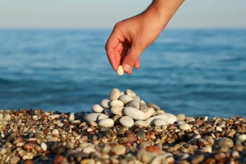 Pyramid of stones on the beach Foto stock
