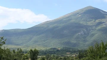 Pyramidal mountain Rtanj Vídeo Stock 85789040