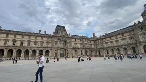 Pyramide du Louvre Stock Footage 253458388