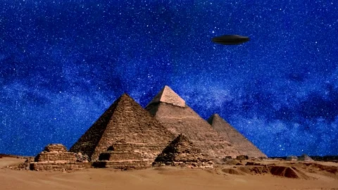 Pyramids in egypt at night - starry sky with milky way, comets, ufo - time lapse 스톡 동영상 147454405