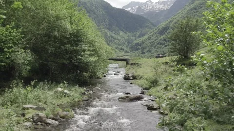 Pyrénées Lac d'Oo Stock Footage 305152695