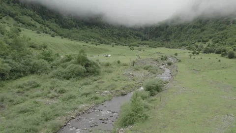 Pyrénées Lac d'Oo Stock Footage 305152911