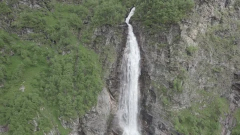 Pyrénées Lac d'Oo Stock Footage 305152929
