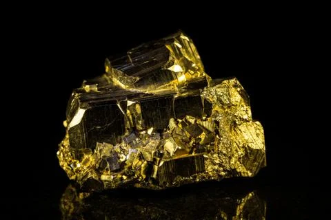 Pyrite in front of black 스톡 사진